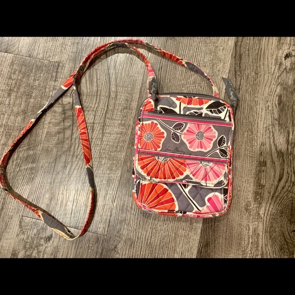 Vera Bradley Handbags - MAKE AN OFFER! Vera Bradley floral crossbody